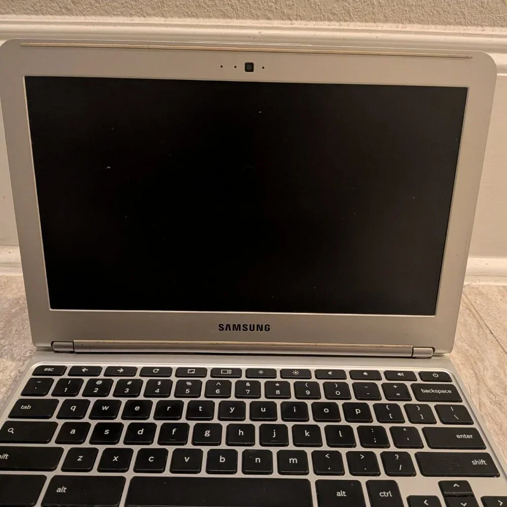 Samsung XE303 C12 Chromebook 11.6 1.7GHz, 2GB Ram with Charger